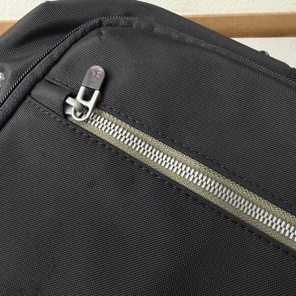 Briggs & Riley HTA Crossbody Bag Black RFID Travel Zip Pockets Lightweight - Picture 16 of 16